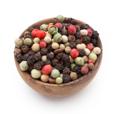 Beyaz zemin üzerine kaşık biber karışımı tohum.