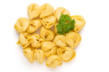 Çiğ makarna, otlu tortellini..