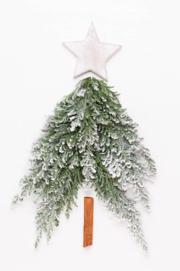 Noel ağacı dümdüz yatıyordu. Tebrik kartı.