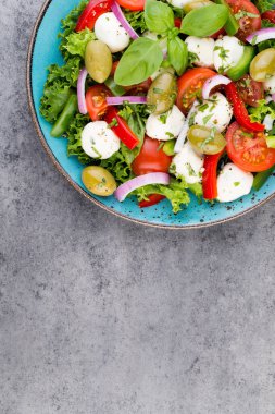 Sebze salatası peynir Mozzarella peyniri, domates, basilikum ve 