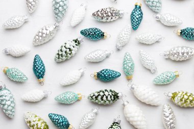 Noel kompozisyonu. Hediyeler, beyaz backgro üzerinde koni süslemeleri