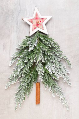 Noel ağacı dümdüz yatıyordu.