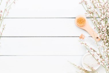 Pastel taşralı spa setiyle güzellik ve aromaterapi konsepti