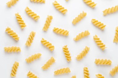 Beyaz arka plan üzerinde izole düdük İtalyan bükülmüş makarna. Fusi