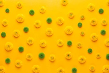 Sarı arka planda sarı çiçek deseni. Bahar selamlaması c