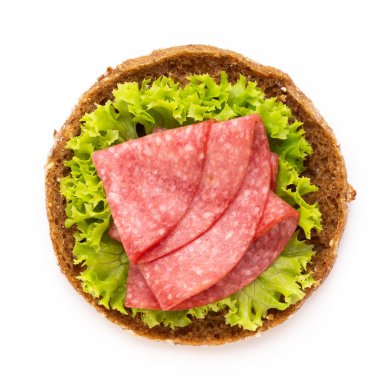 Beyaz arka planda salamlı sandviç..