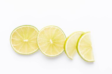 Açık renkli, üstten görünüm üzerinde olgunlaşmış taze limes ile kompozisyon