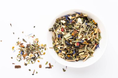 Beyaz arka planda bitki çayı. Üst görünüm.