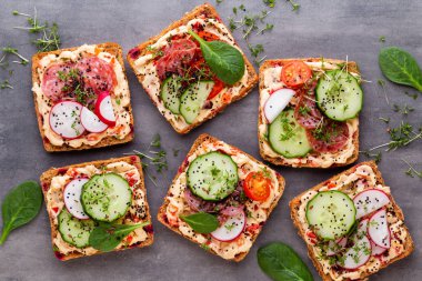 Krem peynirli, sebzeli ve salamlı sandviç.. 