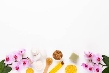 Aromaterapi, bitkisel yağ, sabun, deniz tuzu ile Spa natürmort.