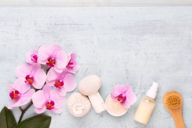 Deniz tuzu, aromaterapi yağı şişelerde ve orkide antika ahşap.