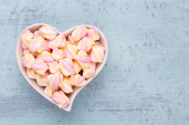 Marshmallow boşaltmak mavi zemin üzerine. Düz yatıyordu veya üst 