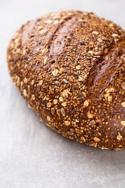 Ahşap arka planda altın kırsal ekmek ve çörekler