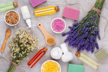 Yetiştirme ürünleri ve beyaz ahşap şeritte taze lavanta buketi.