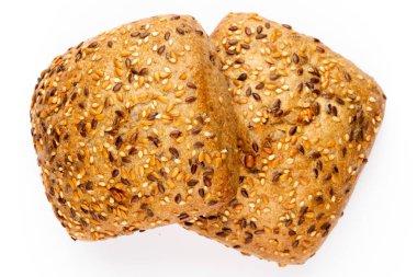 Beyaz arkaplanda çavdar ekmekleri.