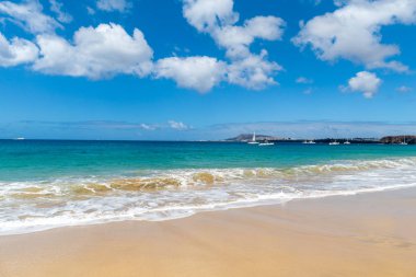 Güzel sahil manzarası ve tropikal Lanzarote denizi. Canar