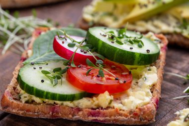 Krem peynirli, sebzeli ve salamlı sandviç..