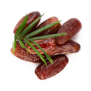 Kuru tarihler beyaz arkaplanda izole edilmiş. Üst Manzara. Düz yatıyordu.