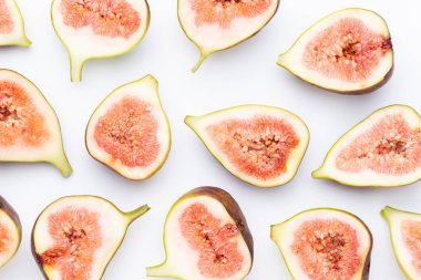 Beyaz arka plan üzerinde izole incir meyve. Üstten Görünüm. Düz yatıyordu patt