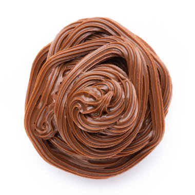 Beyaz arka planda izole edilmiş çikolata kremi. Düz yatıyordu.