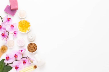 Aromaterapi, bitkisel yağ, sabun, deniz tuzu ile Spa natürmort.
