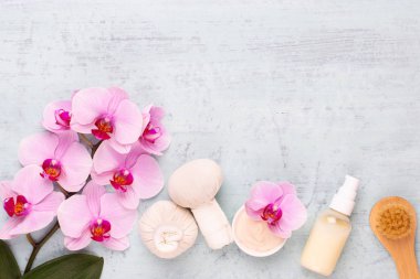 Deniz tuzu, aromaterapi yağı şişelerde ve orkide antika ahşap.