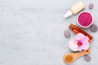 Deniz tuzu, şişelerde aromaterapi yağı ve vintage w papatya