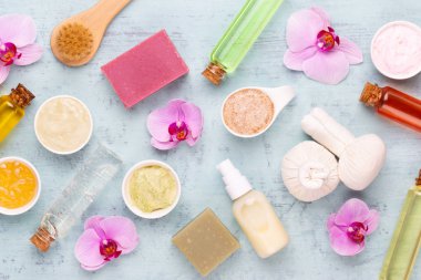 Deniz tuzu, şişelerde aromaterapi yağı ve vintage w papatya