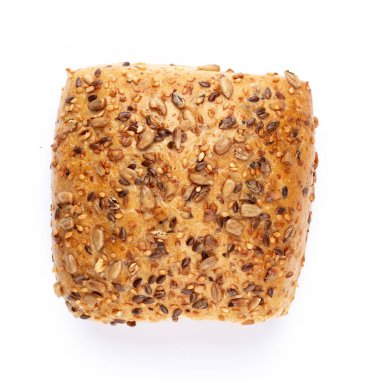 Beyaz arkaplanda çavdar ekmekleri.