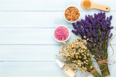 Yetiştirme ürünleri ve beyaz ahşap şeritte taze lavanta buketi.