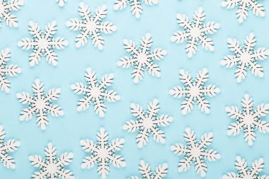 Noel arkaplanı. Beyaz kar süslemeleri pembe bir sırtüstü