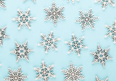 Noel arkaplanı. Beyaz kar süslemeleri pembe bir sırtüstü