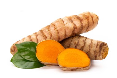 beyaz arkaplanda zerdeçal izole edildi