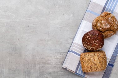 Ahşap arka planda altın kırsal ekmek ve çörekler