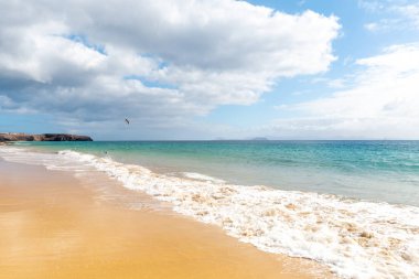 Güzel sahil manzarası ve tropikal Lanzarote denizi. Canar