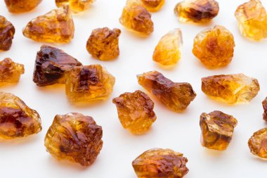 beyaz zemin üzerinde kahverengi karamelize şeker.