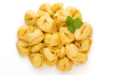 Çiğ makarna, otlu tortellini..