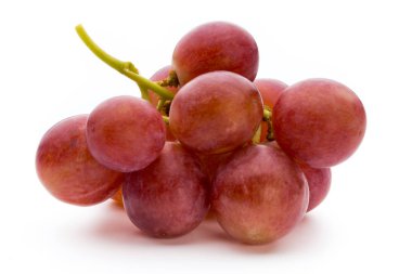 Olgun kırmızı üzüm, beyaza izole edilmiş..