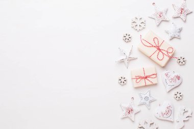 Noel kompozisyonu. Ahşap süslemeler, beyaz backgr üzerinde yıldız