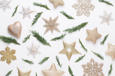 Noel kompozisyon. Beyaz arka plan üzerinde Noel süsleri