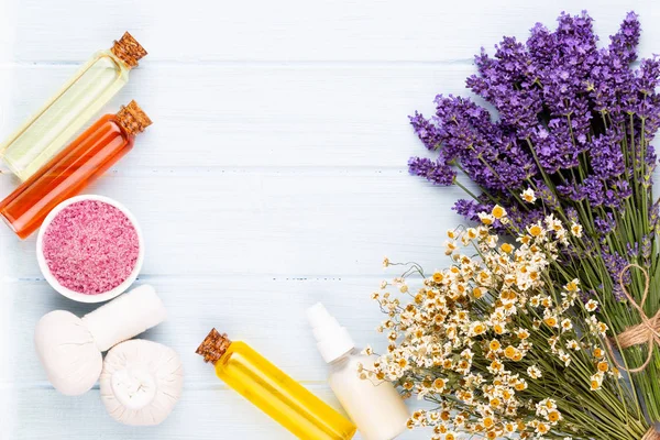 Yetiştirme ürünleri ve beyaz ahşap şeritte taze lavanta buketi.