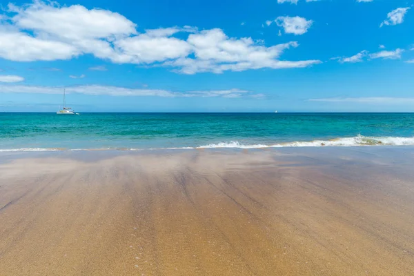 Panorama pantai yang indah dan laut tropis Lanzarote. Canar — Stok Foto