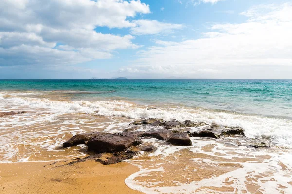 Güzel sahil manzarası ve tropikal Lanzarote denizi. Canar