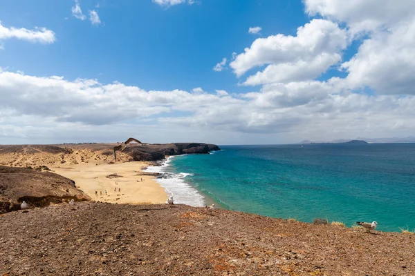 Güzel sahil manzarası ve tropikal Lanzarote denizi. Canar