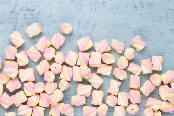 Marshmallows on blue background with copyspace. Flat lay or top — Stock Photo, Image