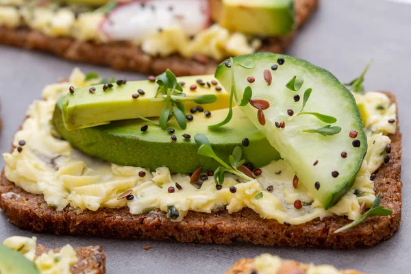 Krem peynirli, sebzeli ve salamlı sandviç..