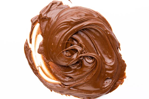 Crema di cioccolato isolata su sfondo bianco. Posa piatta. — Foto Stock