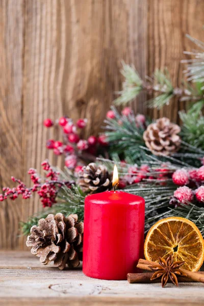 Tarjeta de felicitación navideña. Decoración festiva sobre fondo de madera —  Fotos de Stock