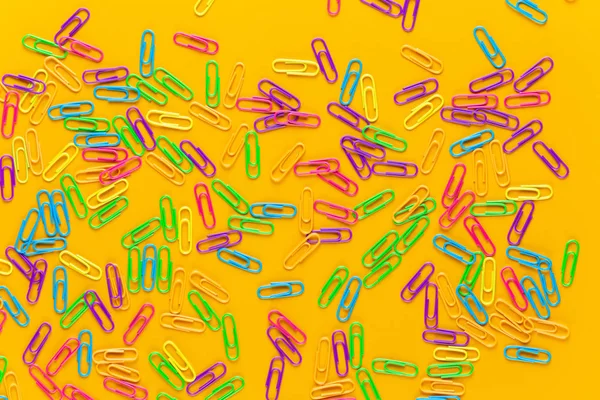 Kağıt rengi küçük defter Sarı zemin üzerine. Düz yatıyordu. 