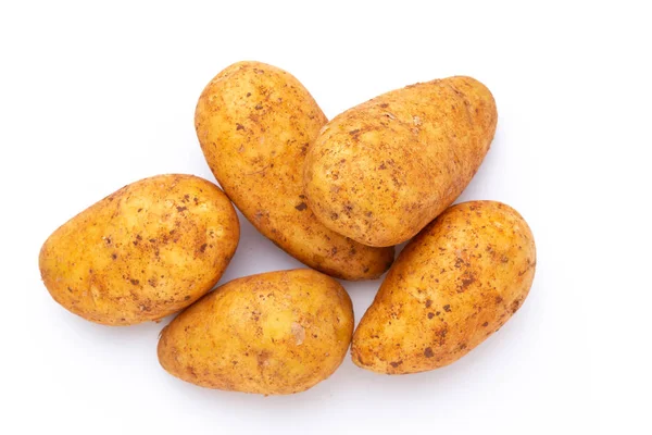 Beyaz arka planda izole edilmiş patatesler. Düz yatıyordu. Üst görünüm.
